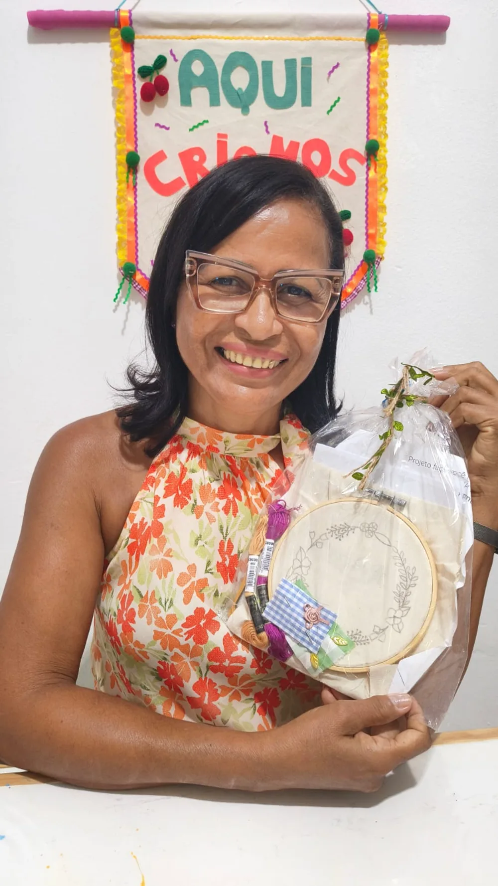 Rejane com o kit de bordado — Aqui Criamos
