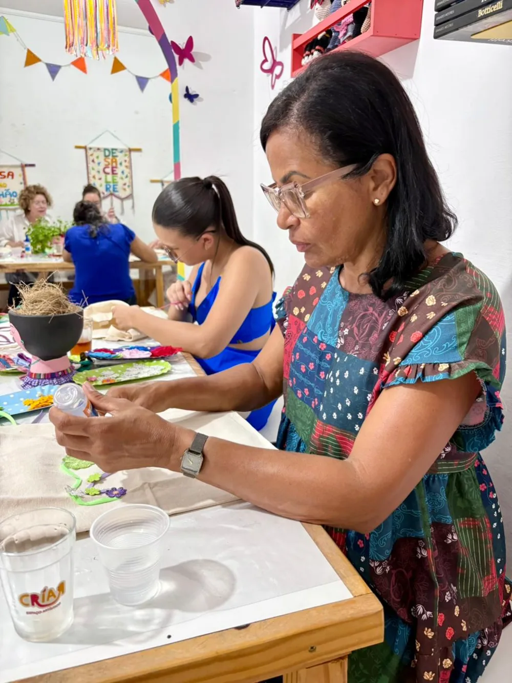 Rejane bordando em uma oficina